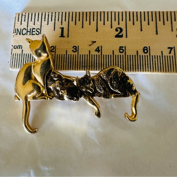 Angel MFA Cat & Kittens Brooch - Picture 3 of 4